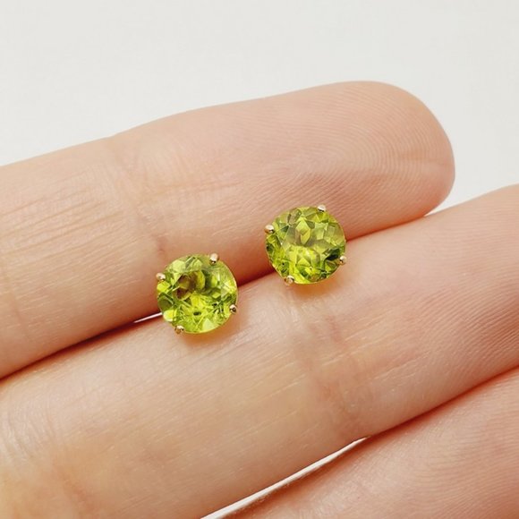 14K Yellow Gold Peridot 5x5mm Stud Earrings - Picture 2 of 5